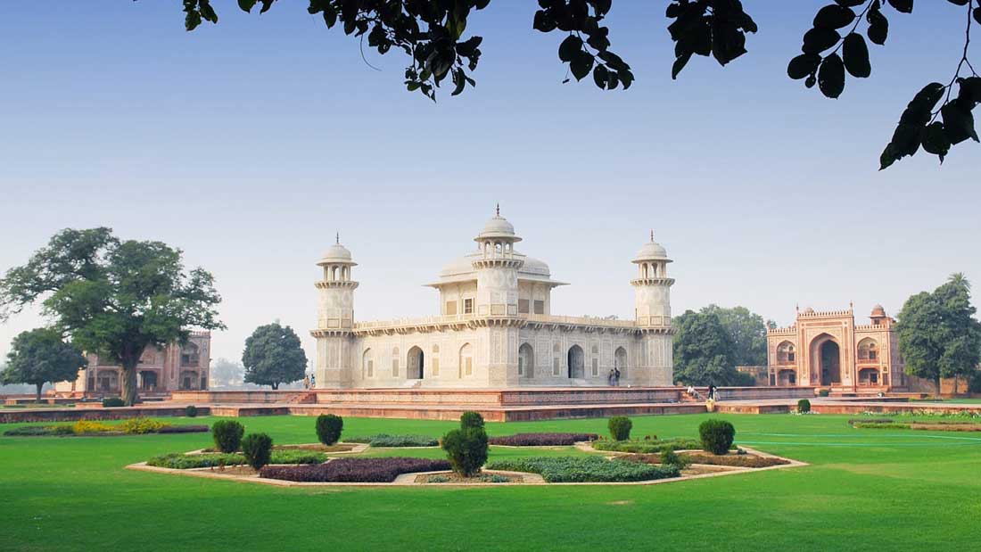 Taj Mahal Sunrise tour by car from Delhi